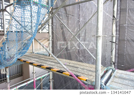 高層公寓外牆維修工程的鷹架 134141047