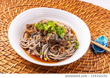 Soba noodles topped with stewed beef 134142242