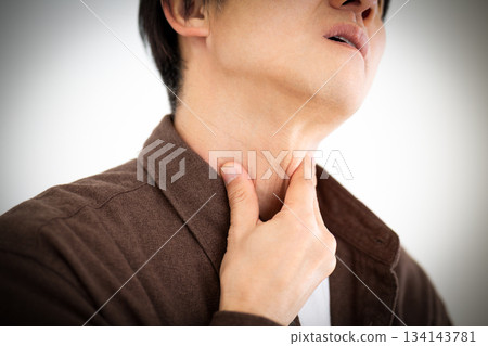 中年男子喉嚨痛 134143781