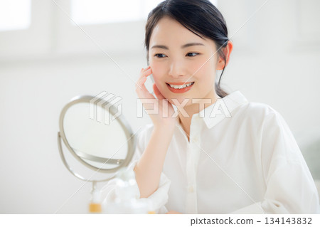 年輕女性的美麗形象 年輕女性的美麗形象 134143832