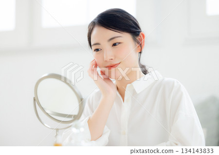 年輕女性的美麗形象 年輕女性的美麗形象 134143833