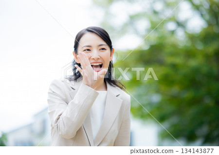 走在公園的女實業家 134143877