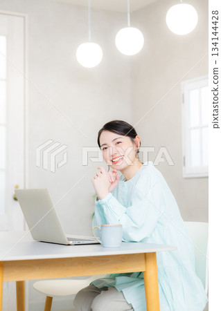 一個女人使用電腦 134144428