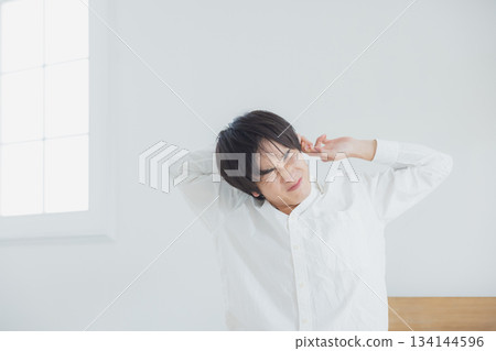 一對夫婦在客廳裡 134144596