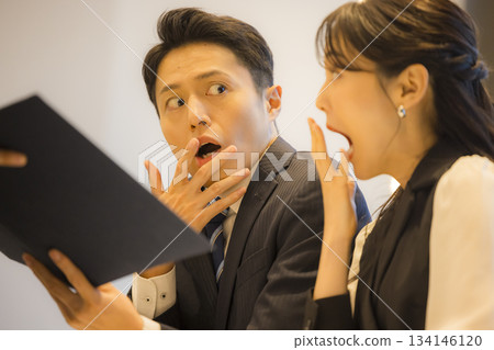 飯店餐廳裡的一對情侶 134146120