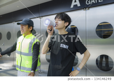 活動場地的工作人員引導人們 134146249