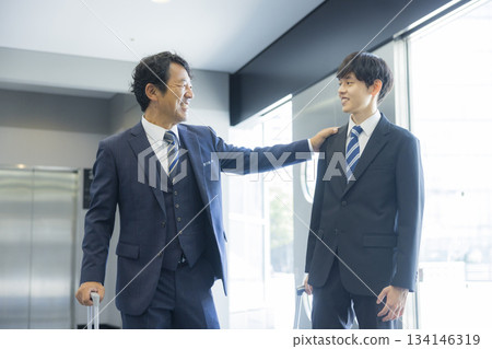 商人在辦公大樓裡行走 商人在辦公大樓裡行走 134146319