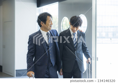 商人在辦公大樓裡行走 134146320