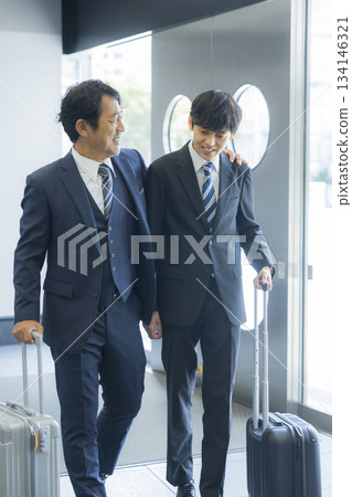商人在辦公大樓裡行走 商人在辦公大樓裡行走 134146321
