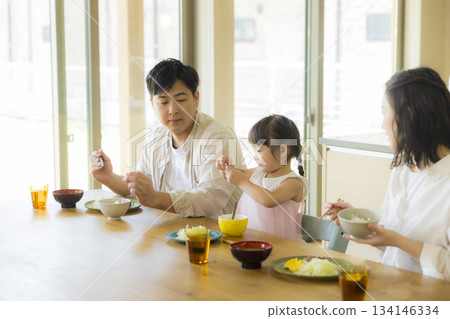 一家人其樂融融地圍坐在餐桌旁 134146334