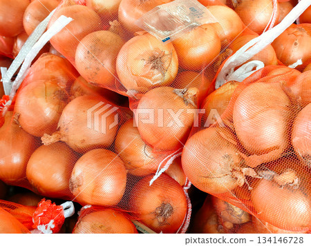 用紅色網袋包裝的洋蔥 134146728