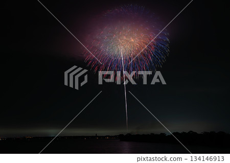 Scenes from the Lake Kosai Fireworks Festival in Kosai City (Shizuoka Prefecture) Scenes from the Lake Kosai Fireworks Festival in Kosai City (Shizuoka Prefecture) 134146913