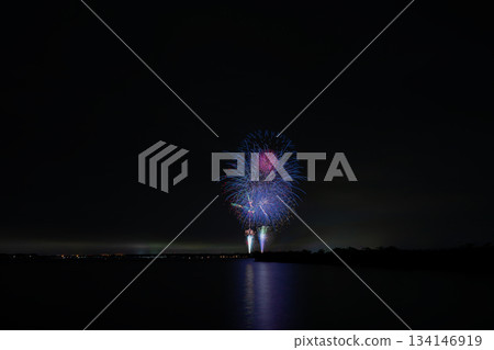 靜岡縣湖西市湖西湖煙火大會的景象 靜岡縣湖西市湖西湖煙火大會的景象 134146919