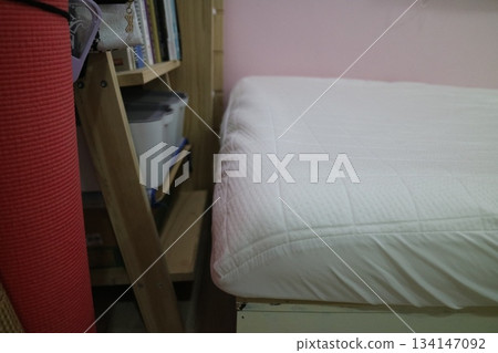極簡主義臥室室內設計，日式書架擺在地板上 134147092