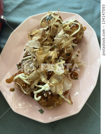 粉紅色盤子上的章魚燒俯視圖 134147093