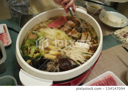 用蔬菜和肉類製作壽喜燒 134147094