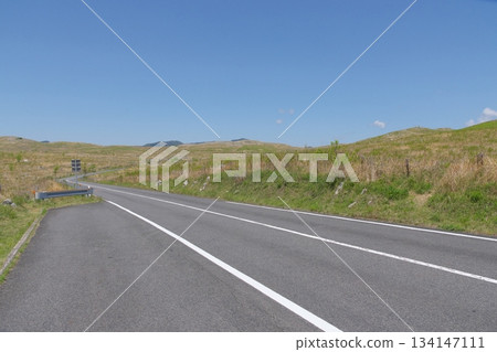 Akiyoshidai and Akiyoshidai Karst Road with dead grass in spring 2025 Akiyoshidai and Akiyoshidai Karst Road with dead grass in spring 2025 134147111
