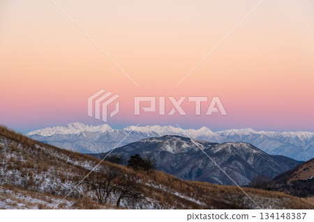 從霧峰高原眺望北阿爾卑斯山金星帶和晨曦山,以及工坊山濕地步道 從霧峰高原眺望北阿爾卑斯山金星帶和晨曦山,以及工坊山濕地步道 134148387