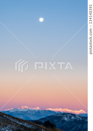 從霧峰高原眺望北阿爾卑斯山金星帶和晨曦山,以及工坊山濕地步道 從霧峰高原眺望北阿爾卑斯山金星帶和晨曦山,以及工坊山濕地步道 134148391