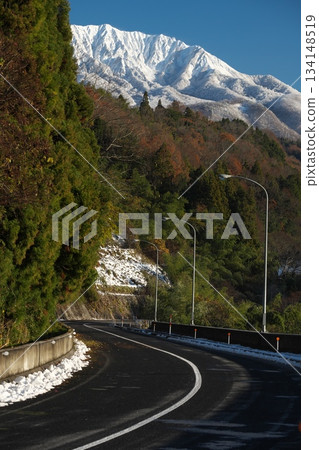 鳥取縣白雪皚皚的保木大山,天空蔚藍廣闊 鳥取縣白雪皚皚的保木大山,天空蔚藍廣闊 134148519