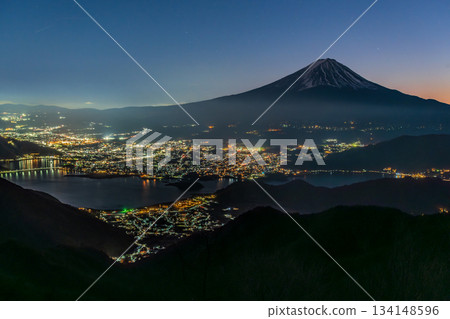 Mount Fuji at sunset from Shindo Pass in winter 134148596