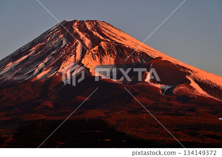從阿席達卡山脈越前山鳥離機高原展望台眺望,富士山和寶榮火山口在晨曦中熠熠生輝。 從阿席達卡山脈越前山鳥離機高原展望台眺望,富士山和寶榮火山口在晨曦中熠熠生輝。 134149372