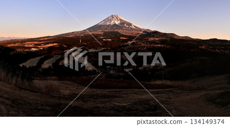 Panoramic photo of Mount Echizen in the Aitaka mountain range taken from the Torigoki Plateau Observatory. Mount Fuji bathed in the morning sun. 134149374