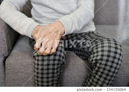 一位老婦人牽著手 134150064