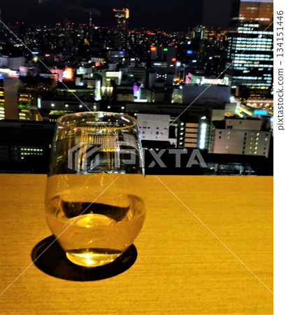 畫面中一杯白酒，背景是繁華都市的夜景。 134151446