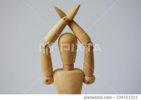 一個畫著十字架的玩偶正在用手畫十字架 一個畫著十字架的玩偶正在用手畫十字架 134151521