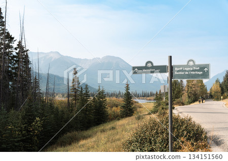 Signpost to Vermilion Lake and the Banff mountain range Signpost to Vermilion Lake and the Banff mountain range 134151560