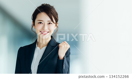 微笑的女商人做拳頭泵 微笑的女商人做拳頭泵 134152266