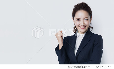 微笑的女商人做拳頭泵 微笑的女商人做拳頭泵 134152268