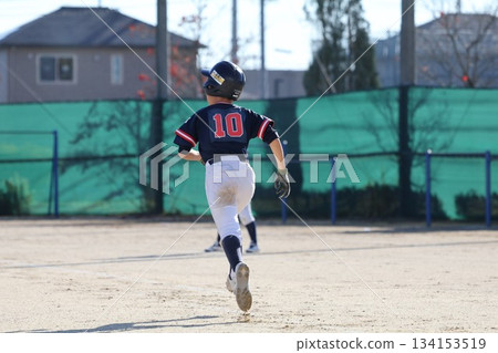 奔跑的棒球男孩 134153519