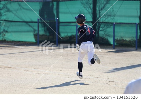 奔跑的棒球男孩 134153520