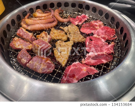 韓式烤肉配牛肉和章魚 韓式烤肉配牛肉和章魚 134153684