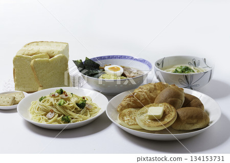 用小麥製成的無麩質食品 用小麥製成的無麩質食品 134153731