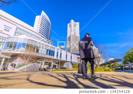 十二月的日本橫濱城市景觀。照片拍攝於櫻木町站前，展現了橫濱地標塔的景色。低垂的夕陽投下長長的影子。 134154128