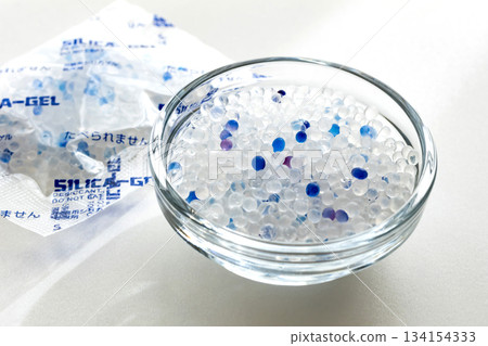 Desiccant: Granular silica gel 134154333