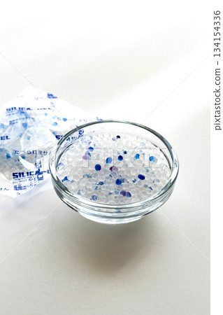 Desiccant: Granular silica gel 134154336