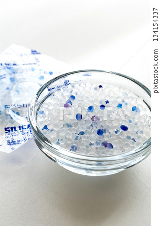 Desiccant: Granular silica gel Desiccant: Granular silica gel 134154337