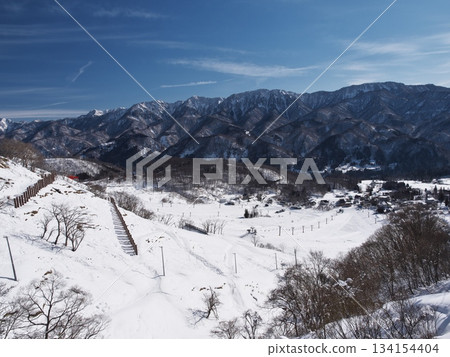 從白馬乘鞍溫泉滑雪場的高速公路賽道上可以眺望到山麓景色 134154404