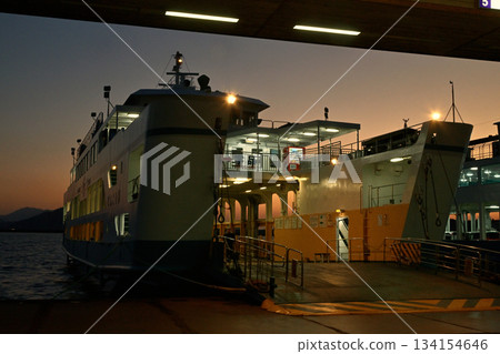 夜間安全第一!渡輪駛往一座偏遠島嶼 夜間安全第一!渡輪駛往一座偏遠島嶼 134154646