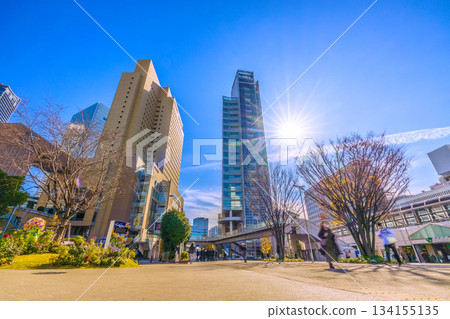 十二月的日本橫濱城市景觀。冬日蕭瑟…可以看到櫻木町站、十字門和橫濱櫻木町華盛頓酒店等建築。 十二月的日本橫濱城市景觀。冬日蕭瑟…可以看到櫻木町站、十字門和橫濱櫻木町華盛頓酒店等建築。 134155135