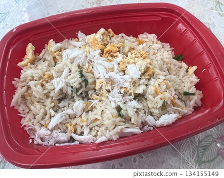 紅色容器裝蟹肉炒飯 紅色容器裝蟹肉炒飯 134155149