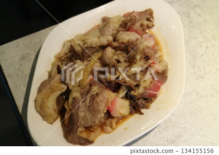 盤中薄切牛肉配醬汁 134155156