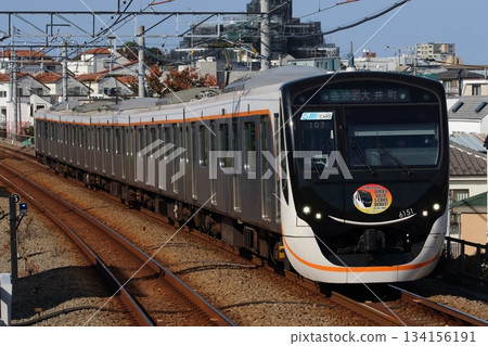 運行於大井町線的6020系列6151F型機車的頭部標記 134156191