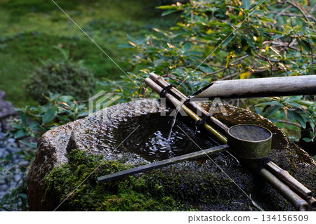 Stone basin on the veranda of Ohara Hosen-in Temple Stone basin on the veranda of Ohara Hosen-in Temple 134156509