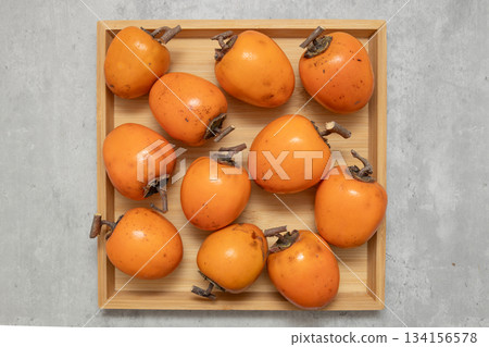 用於晾曬的澀柿子的庫存照片 134156578