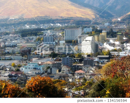 大分縣別府市的鐵輪溫泉街和秋天的鶴見山 134156594